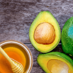 Aprovecha los beneficios de la miel y el aguacate