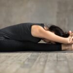 Aprovecha los beneficios de la postura de la pinza: Paschimottanasana