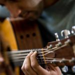 Aprovecha los beneficios de tocar la guitarra