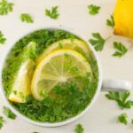 Aprovecha los beneficios del agua con limón y perejil
