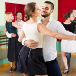 Bailando hacia la felicidad: los beneficios de la danzaterapia
