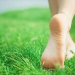 Beneficios de caminar descalzo en el pasto