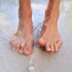 Los increíbles beneficios de sumergir tus pies en agua con sal