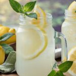 Los increíbles beneficios de tomar agua con limón por la noche