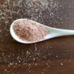 Los sorprendentes beneficios de bañarse con sal gruesa