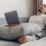 Beneficios de dormir en posición vertical
