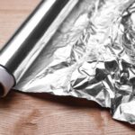 Beneficios sorprendentes del papel aluminio para tus pies