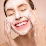 Brillo natural: beneficios de exfoliar tu rostro