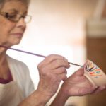 Creatividad a mano: beneficiando a los adultos a través de las manualidades