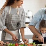 Disfruta de los beneficios de cocinar en familia