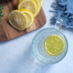 Empieza el día con energía: desayuna agua con limón