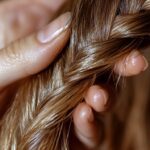 Mejora la salud de tu cabello con este sencillo truco al dormir