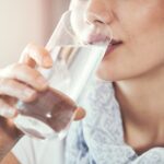 Mejora tu día con agua por la mañana
