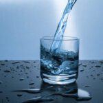 Mejora tu día con agua tibia por la mañana