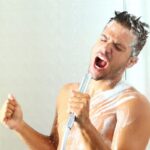 Melodías en la regadera: los beneficios de cantar bajo la ducha