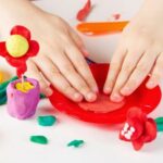Modela tu creatividad: beneficios de moldear plastilina
