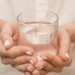 Potencia tu salud con un vaso de agua en ayunas