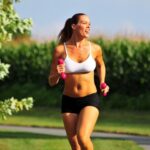 Poténciate con el poder de caminar con pesas en las manos