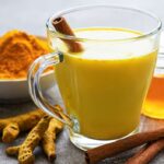 Razones para disfrutar de la exquisita leche dorada antes de dormir