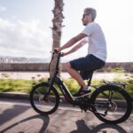 Rueda hacia un estilo de vida saludable con una bicicleta eléctrica