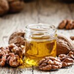 Secretos de belleza: los mágicos beneficios del aceite de nueces para tu piel