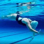 Sumérgete en los beneficios de la natación con manoplas